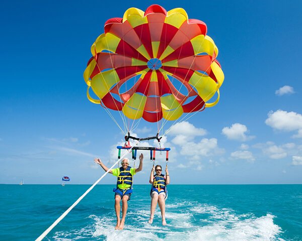 Para sailing near coast