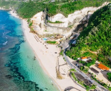 Itinerary Bali 4 Hari 3 Malam dengan pemandangan pantai dan tebing Bali