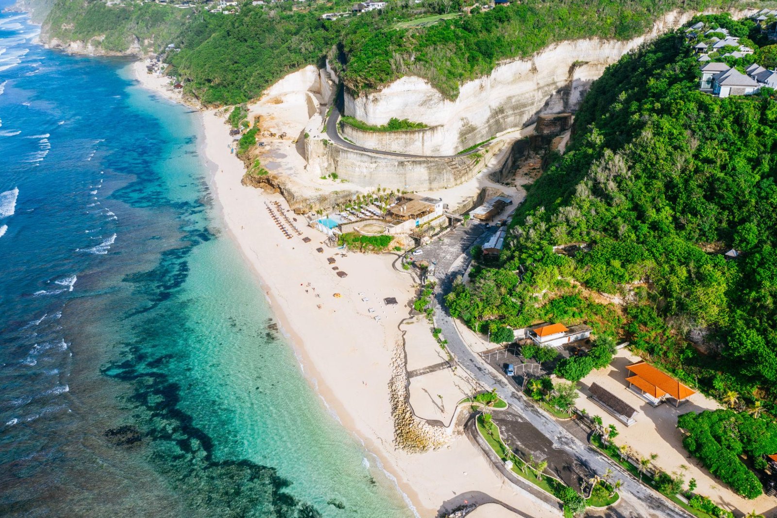 Itinerary Bali 4 Hari 3 Malam dengan pemandangan pantai dan tebing Bali